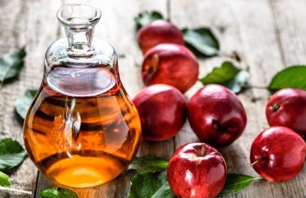 El vinagre de manzana ofrece muchos beneficios y hay diversas formas de usarlo.