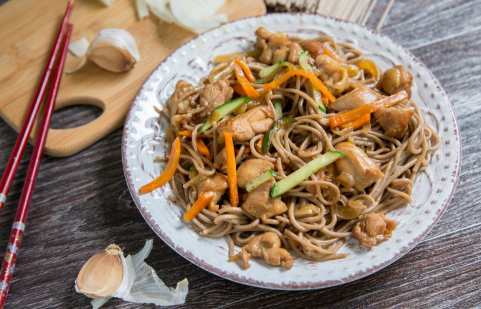 Yakisoba con pollo y gambas.