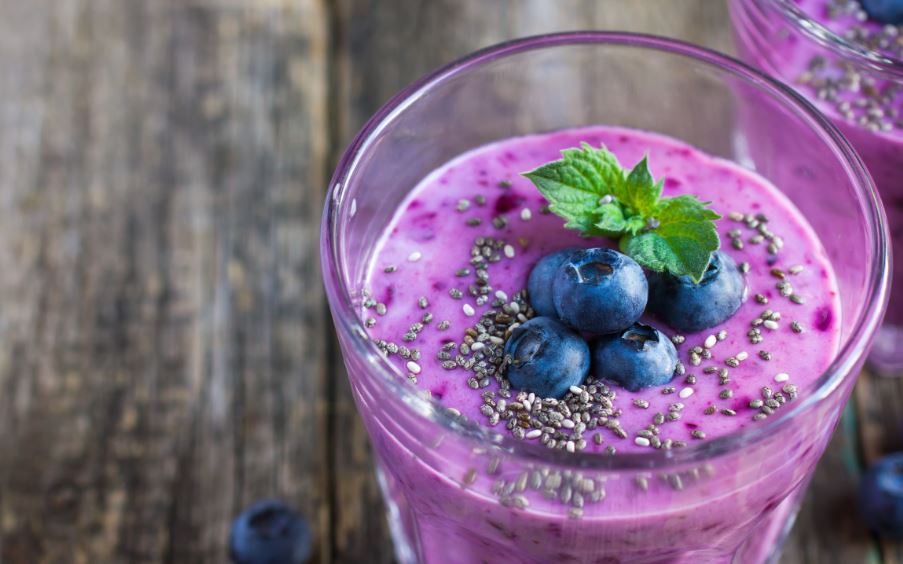 Yogur de con semillas y frutos rojos.