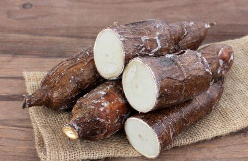 Yuca cruda ya partida.