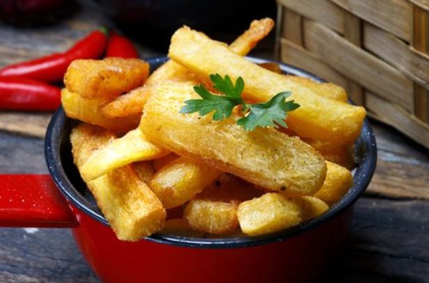Yuca frita con especias.