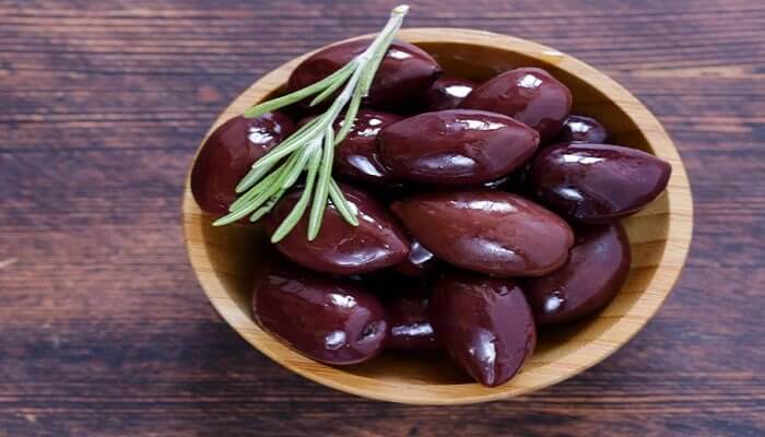 Las aceitunas de kalamata son otro ingrediente de la ensalada griega.