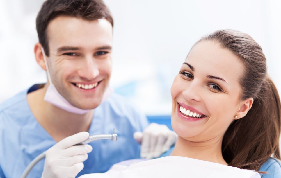 Acudir al dentista por halitosis.