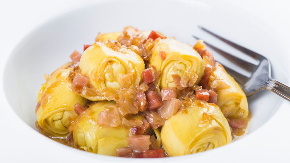 Las alcachofas con jamón son un excelente plato para aprovechar este vegetal.
