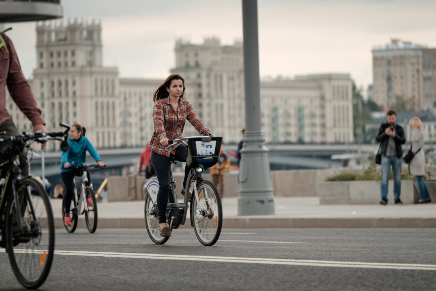 Andar en bici por ciudad.
