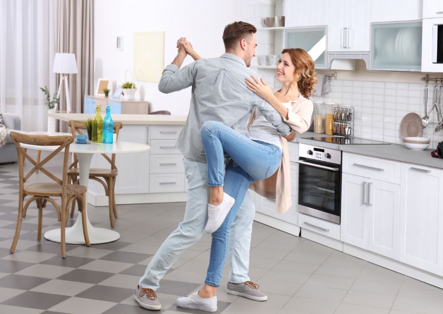 Bailar en casa para hacer deporte.