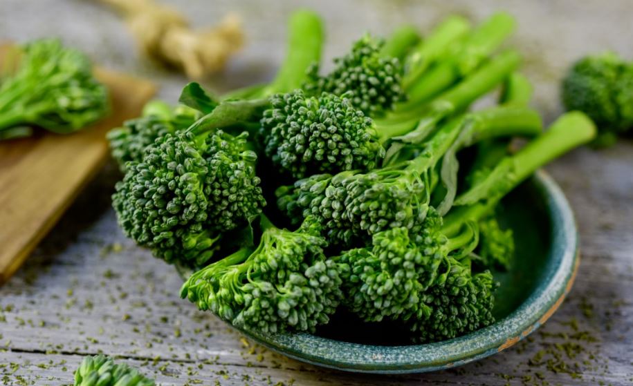 El broccolini es un excelente elemento a incluir en dietas para perder peso dado su alto contenido en fibras y ácidos linoleico.