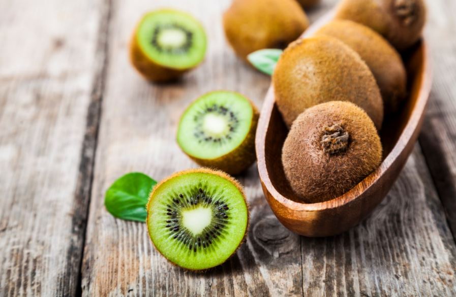 La fruta con mayor aporte de vitamina C, y además con diferencia, es el kiwi.