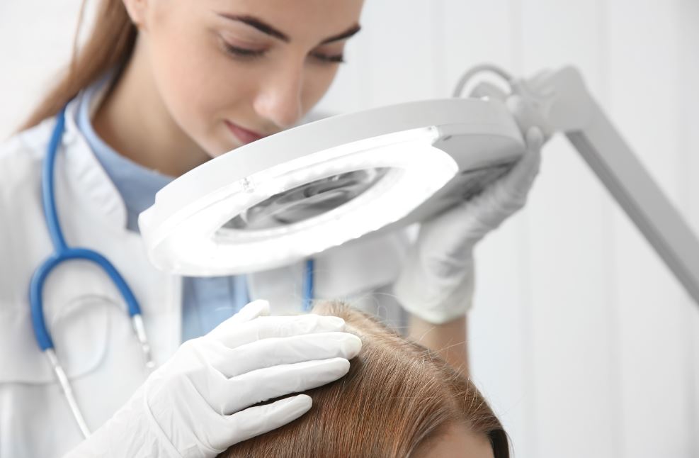 Consulta médica por pérdida de fuerza en el cabello.