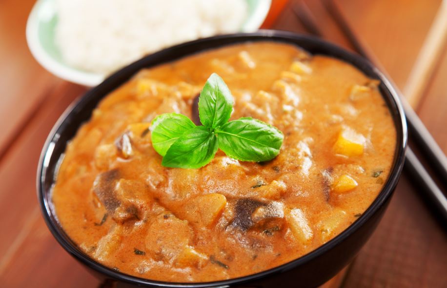 Curry de berenjena y tomate.