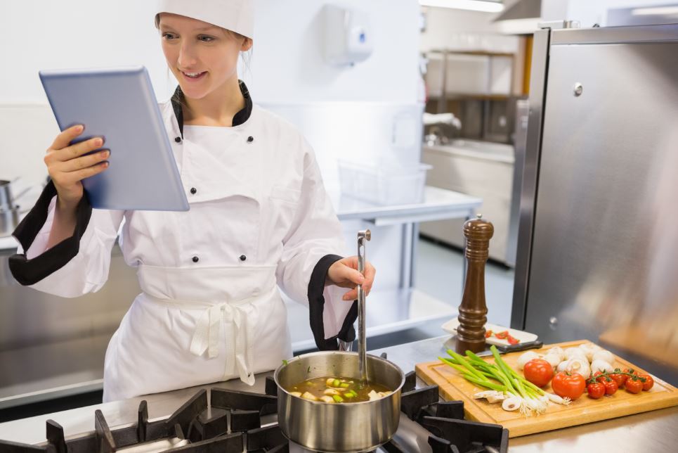 Elaborar caldo casero es fácil y más sano que consumir los industriales.