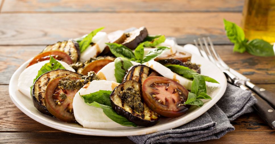 Ensalada caprese con berenjena.
