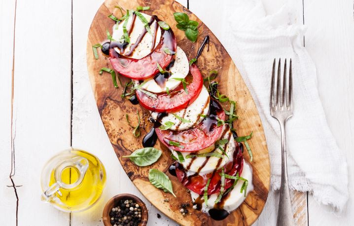 Ensalada caprese casera.