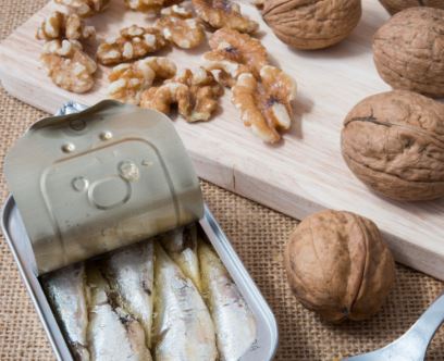 Ensalada con sardinas y nueces.