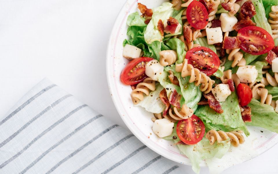 Ensalada de pasta de queso y tomate.
