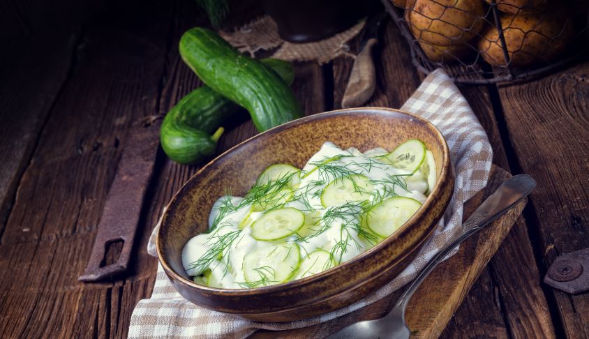 Ensalada de patata con pepino.