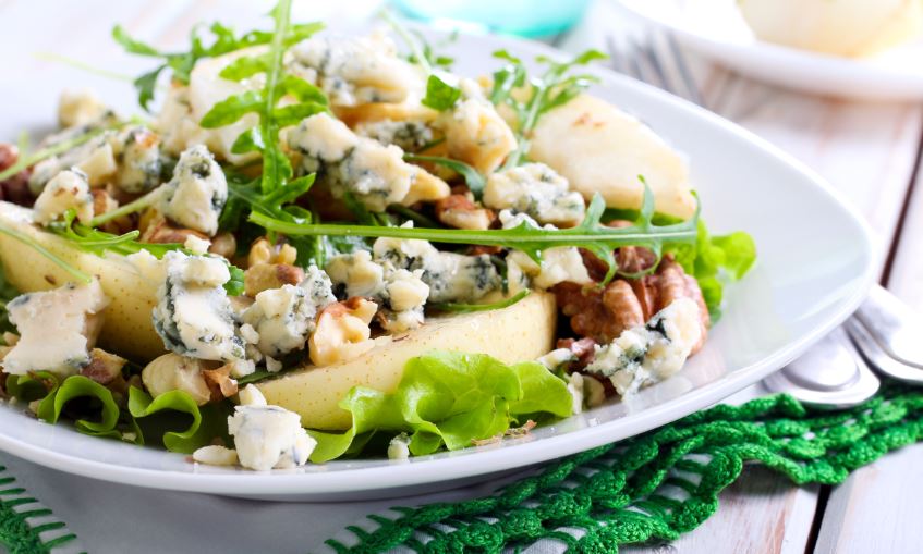 Ensalada de queso y nueces.