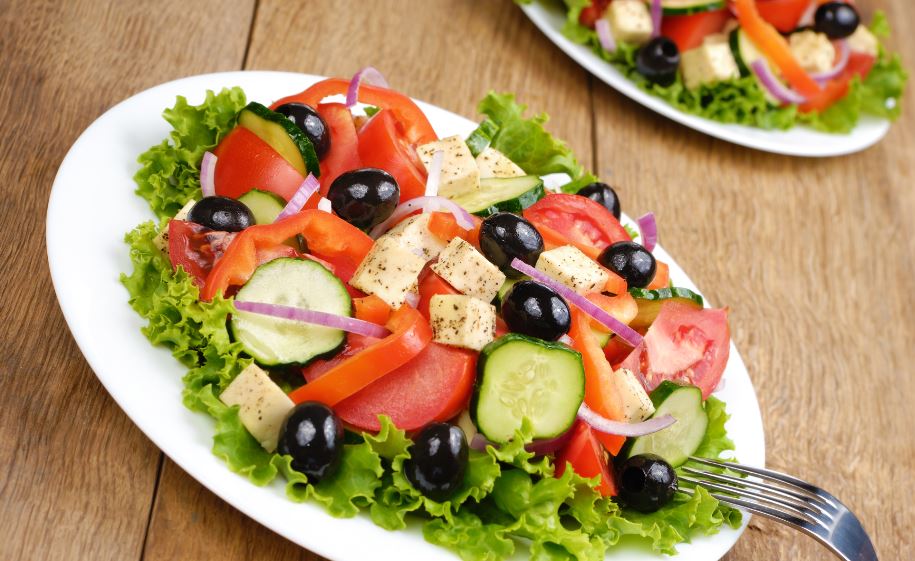 La ensalada griega es una ensalada elaborada en Grecia con los ingredientes característicos de este país. 