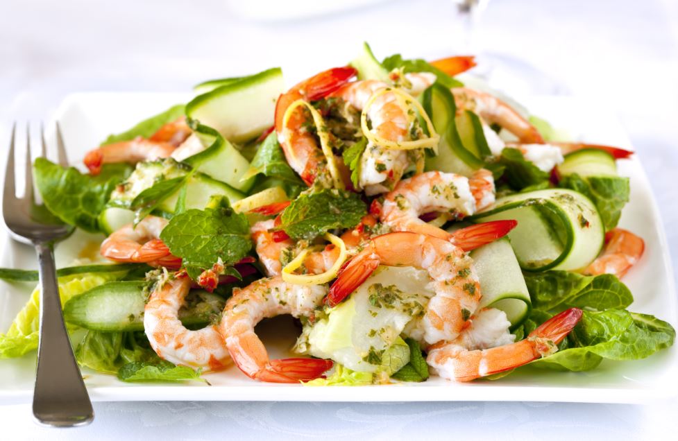 Ensalada de langostinos con pepino.