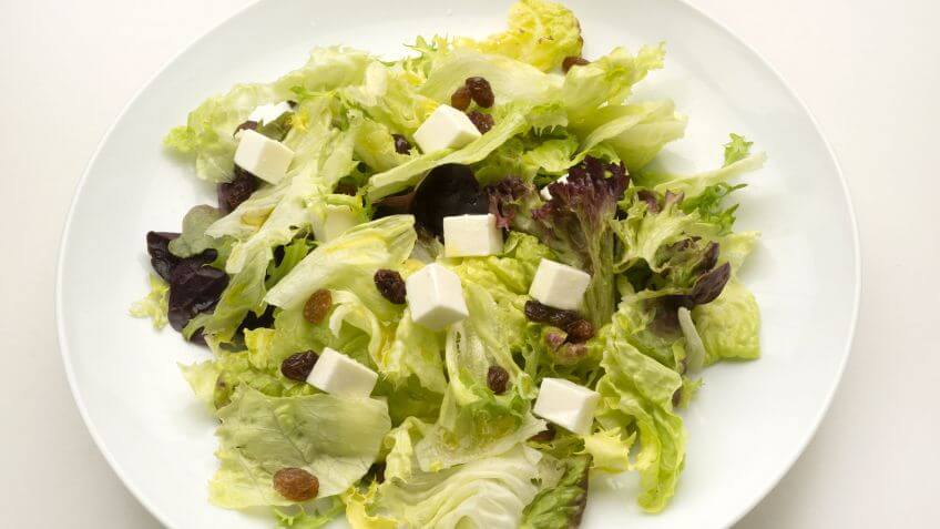 La ensalada mixta es una opción ideal para los amantes del queso.