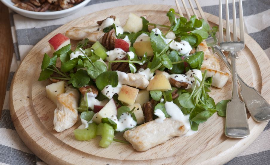 Ensalada Waldorf con pollo.