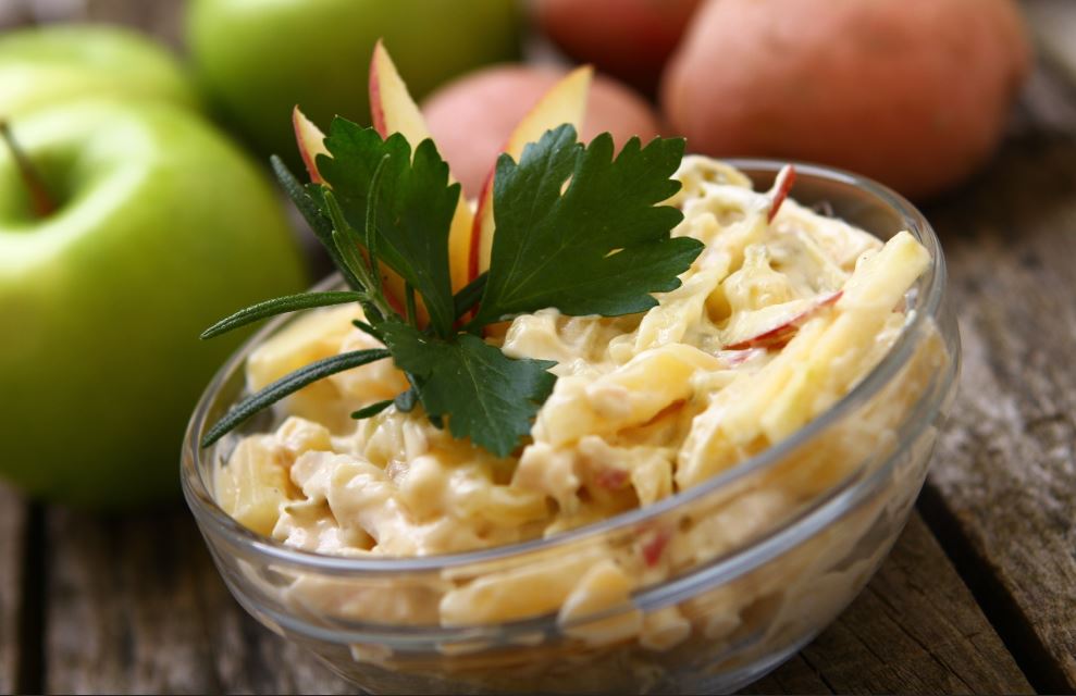 La versión más exquisita de esta ensalada, bajo la tradición latinoamericana, es combinada con manzanas.