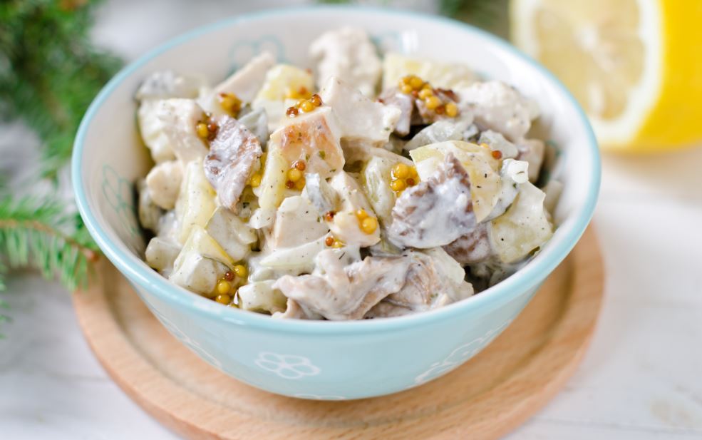 Para la ensaladilla rusa, una variante es sustituir el atún por pollo o pavo.