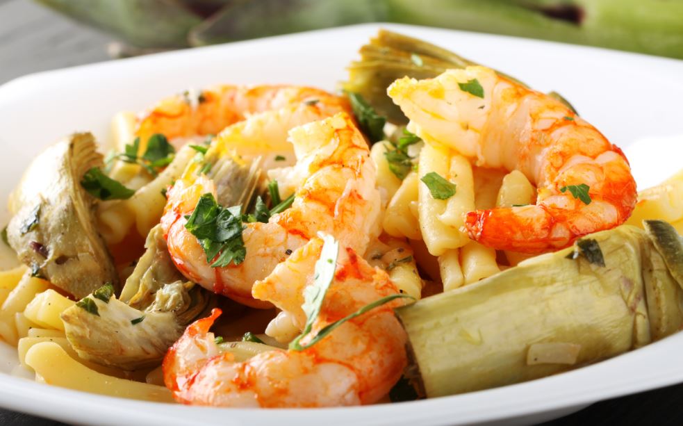 Espaguettis con gambas y alcachofas, una comida deliciosa para cualquier época del año.