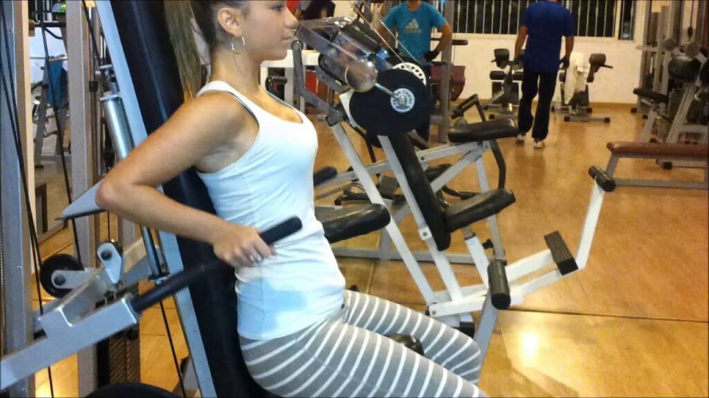 Los fondos de tríceps pueden hacerse también con máquina.