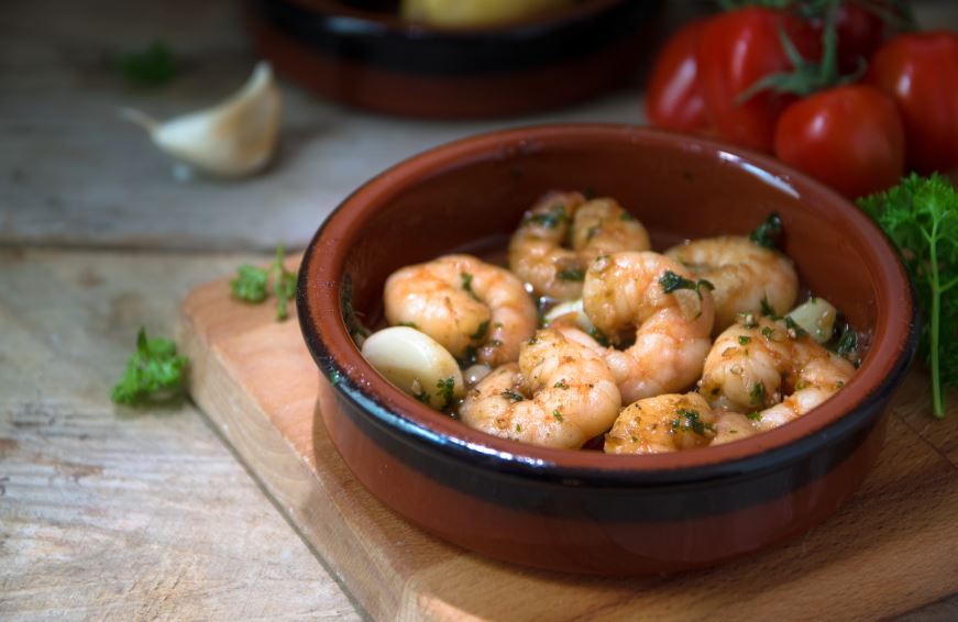 Las gambas al ajillo tan solo tienen cinco ingredientes: gambas, ajo, aceite, sal y perejil picado.