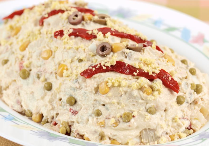Hacer ensaladilla rusa.