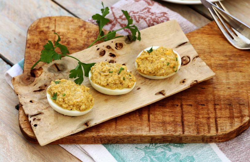 Huevos rellenos de atún.