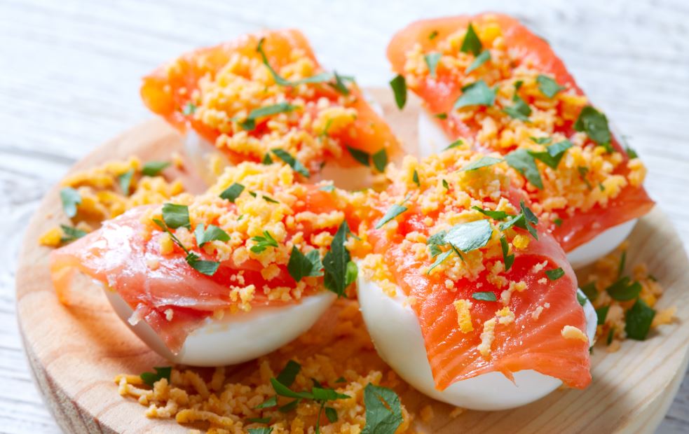 Huevos rellenos de salmón.