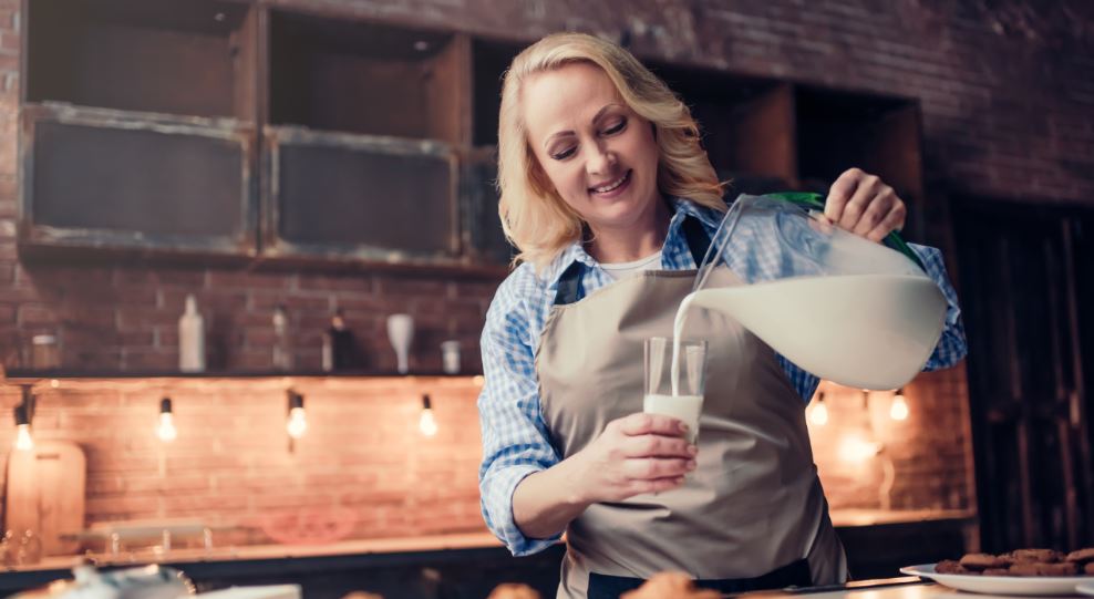 Incluir la leche en la dieta de la menopausia.