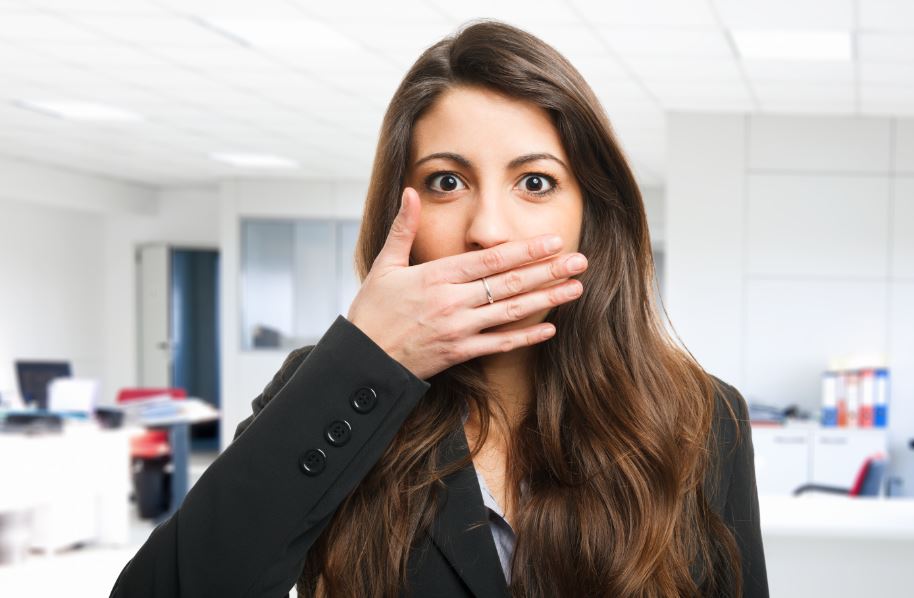 Enfermedades como, por ejemplo gingivitis, caries, también pueden ser las responsables del mal aliento.