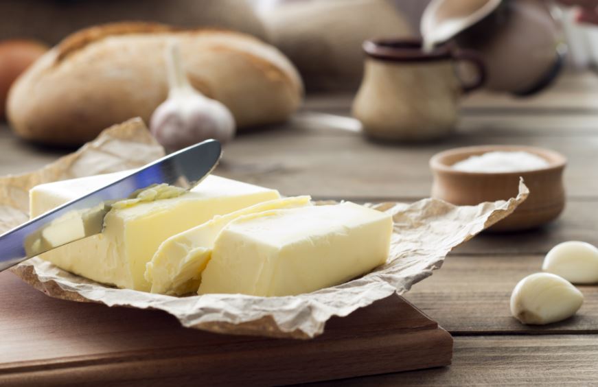 Tanto la margarina tradicional como la mantequilla, son principalmente fuente de grasas.