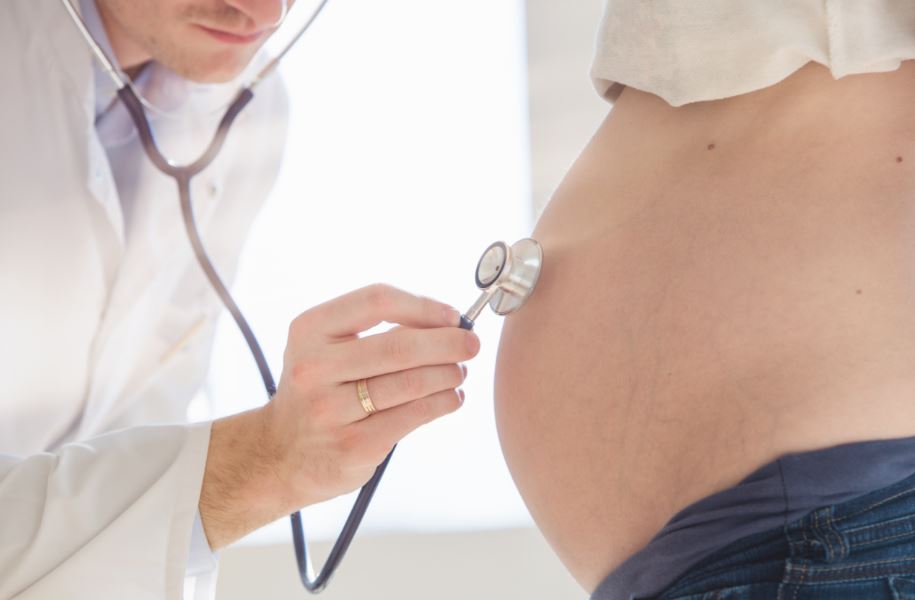 Mujer embarazada en el médico.