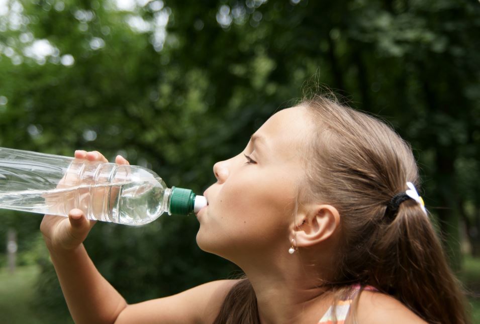 Los niños deportistas deben beber mucha agua.