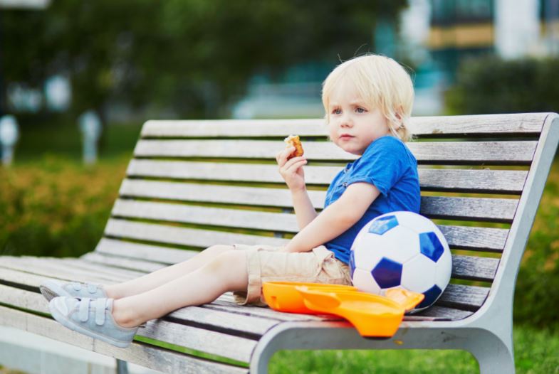 Cuando se acerca la hora de hacer deporte, el niño debe dejar al organismo el tiempo necesario para digerir los alimentos antes de realizar ejercicio físico. 