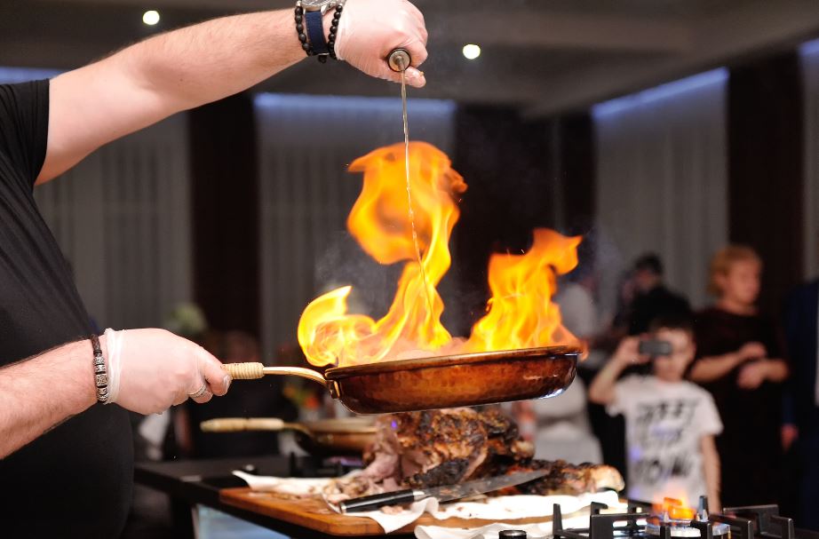 Las bebidas destiladas son más fuertes que el vino, por lo que no se emplean tanto a la hora de cocinar con alcohol.