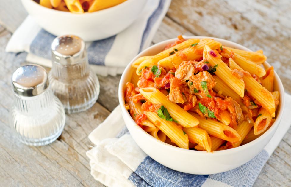 Pasta con atún y tomate.
