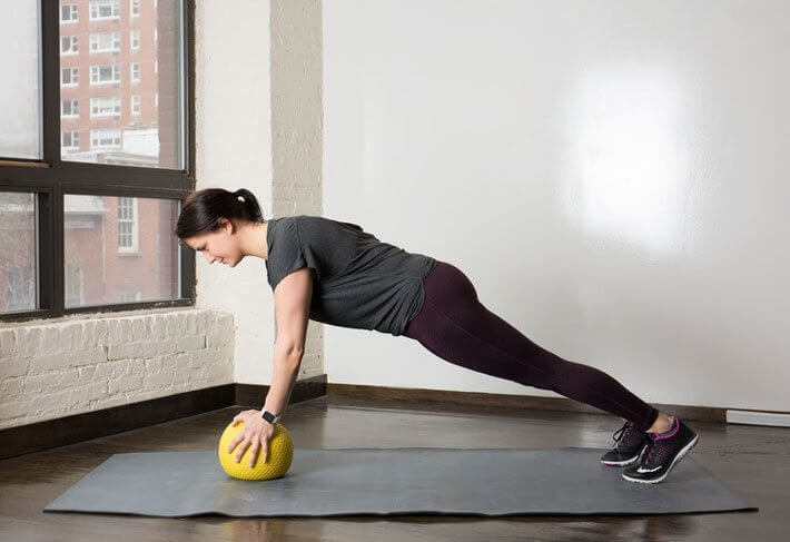 También puedes valerte del balón medicinal para hacer la clásica plancha.