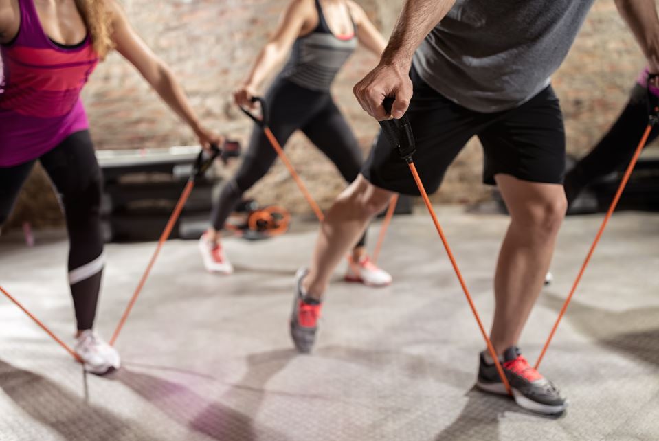 Los ejercicios para brazos con goma elástica son fáciles de hacer y se adaptan a las posibilidades de todos.