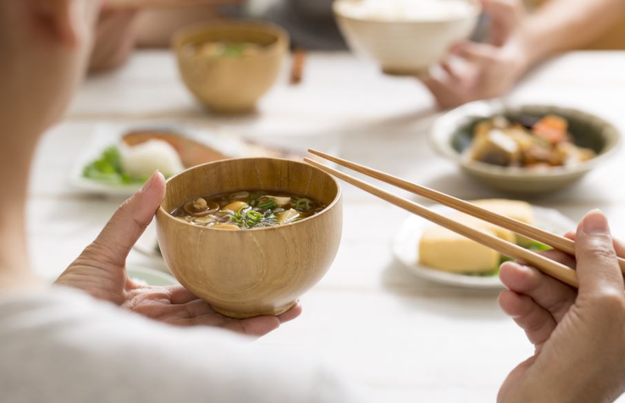 Además de la sopa, otras formas de incluir el miso en tu alimentación habitual es elaborando pan de miso, risotto, pasta o legumbre. 