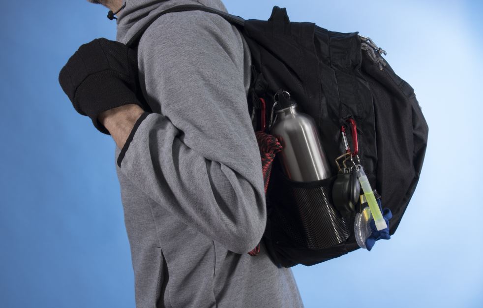 Los gobiernos recomiendan encarecidamente que tengamos una mochila de emergencia para cada uno de los miembros de nuestra familia en casa.