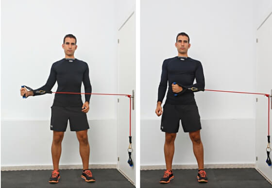 La rotación de hombros permite ejercitar el manguito rotador.