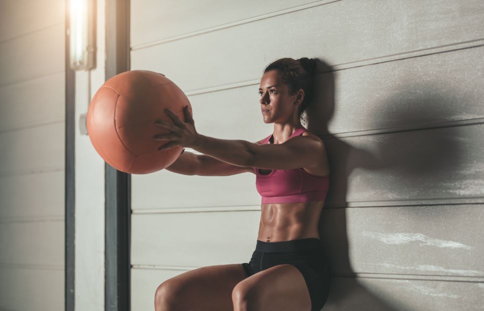 Sentadilla isométrica con pelota.