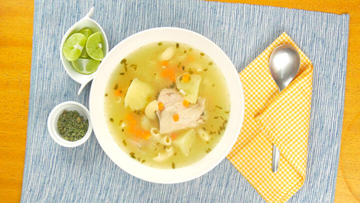 La sopa de pollo se puede combinar con muchas verduras, como el aguacate.