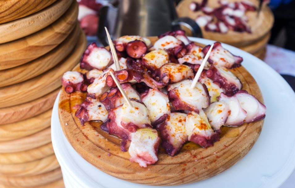 El pulpo a la gallega es un plato tradicional de la Comunidad Autónoma de Galicia.
