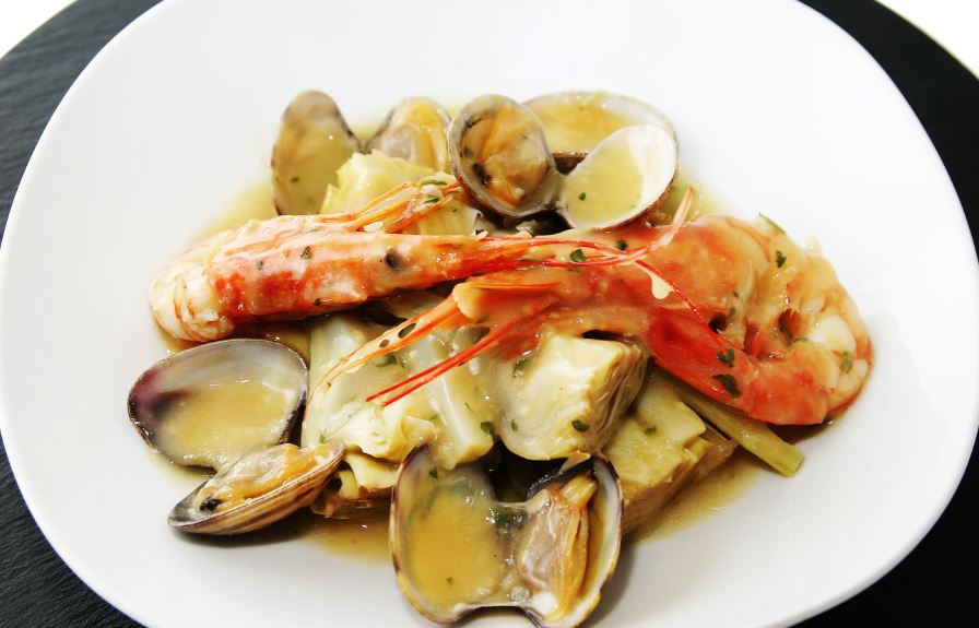Alcachofas con langostinos.